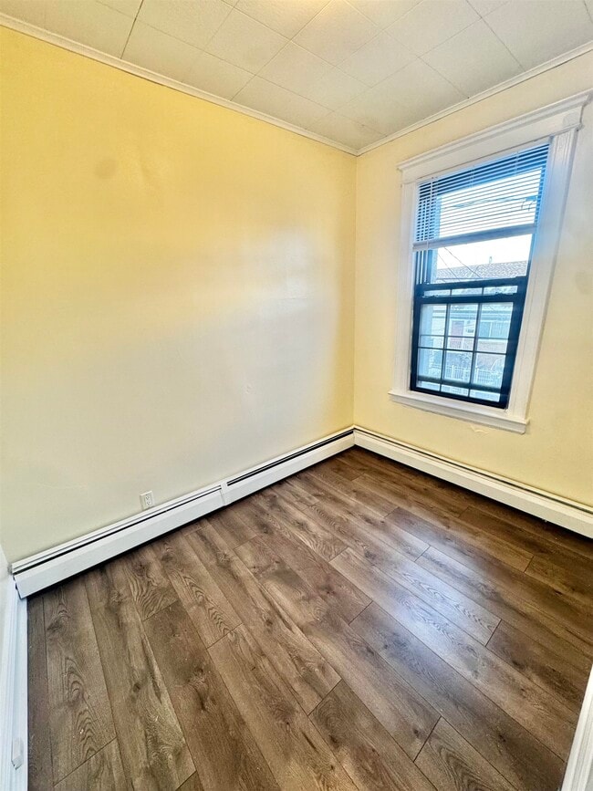 Building Photo - 213 Gates Ave