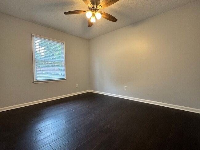 Building Photo - 3 Bedroom, 2.5 Bathroom Townhouse in Greensboro, NC!