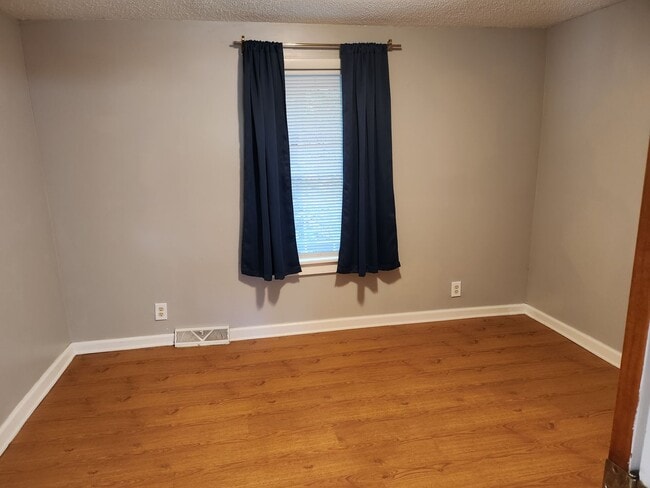 Building Photo - Location, Location, Location!! $1350 a month, available now for year-long lease
