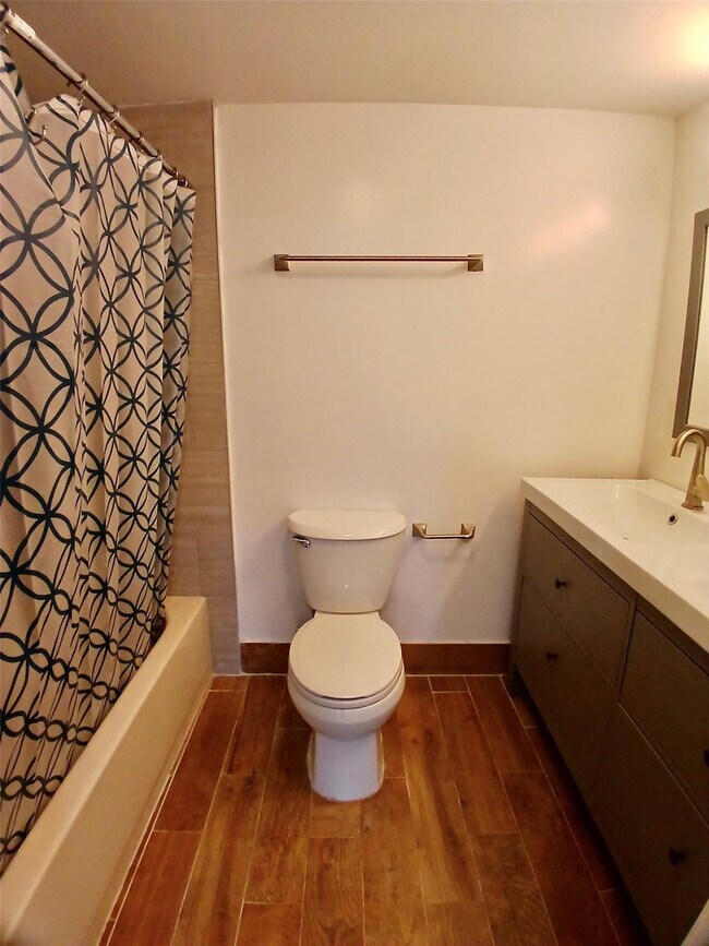 Building Photo - 5951 Wellesley Park Dr