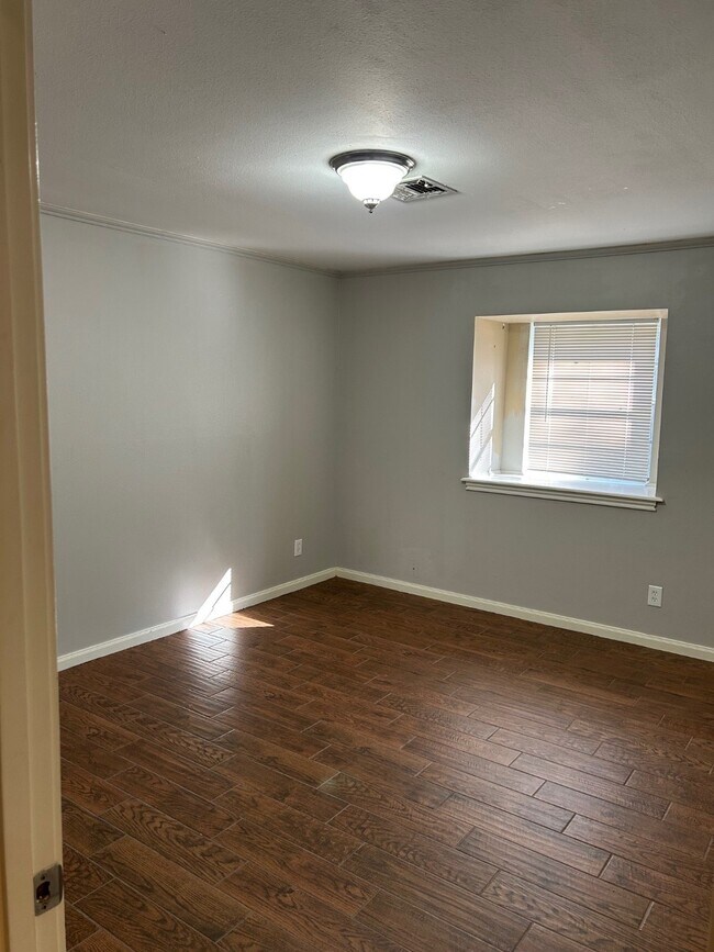 Building Photo - 1702 Maux Dr