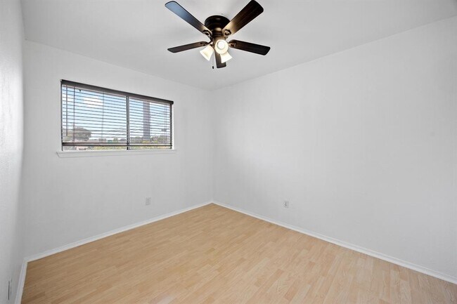 Building Photo - 802 Banister Ln