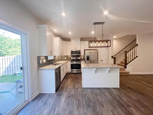 Building Photo - 131 Lilywood Ct