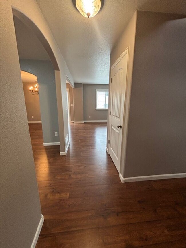 Building Photo - 4 Bedroom 3.5 Bath Townhome in Saddle Ridge!!!