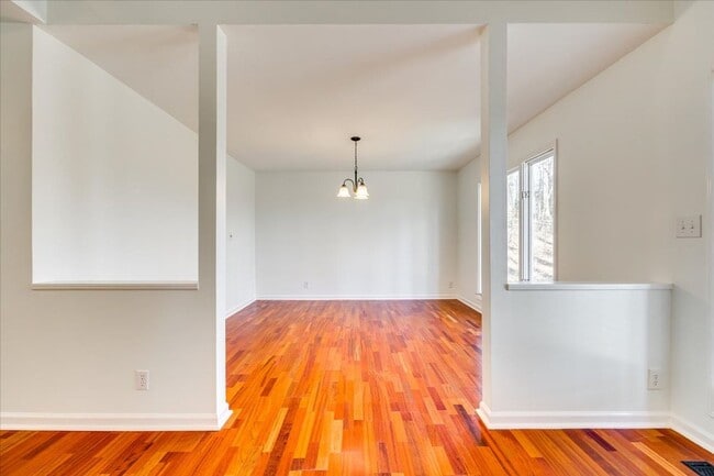 Building Photo - River Hills: 3 BR with 2 Full & 2 Half Baths