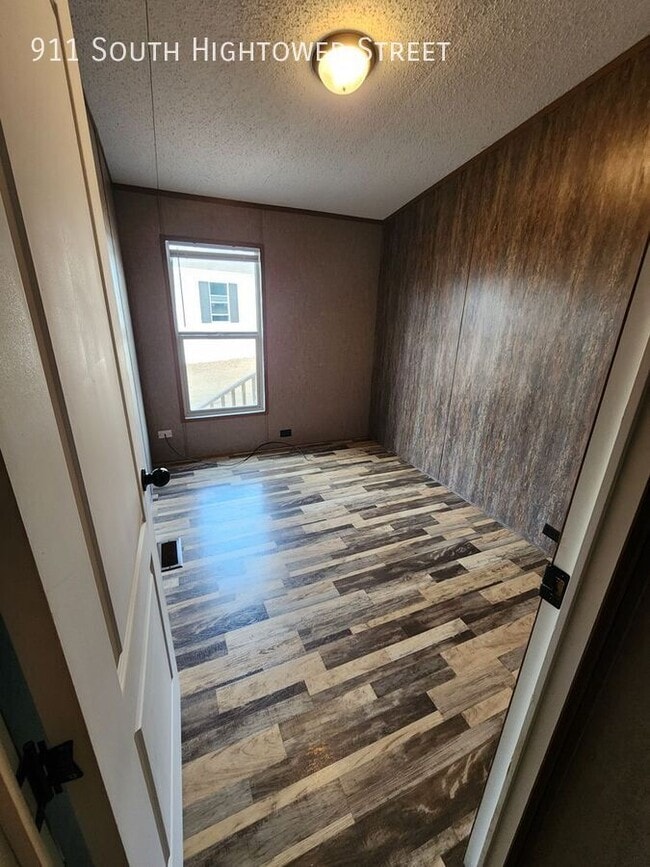 Building Photo - 911 S Hightower St