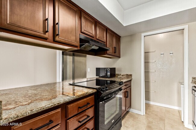 Building Photo - 1402 E Guadalupe Rd