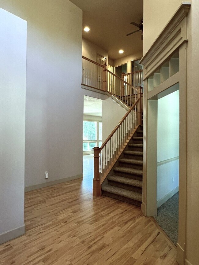 Building Photo - Beautiful 4 bed 3.5 bath home in Eagle jus...