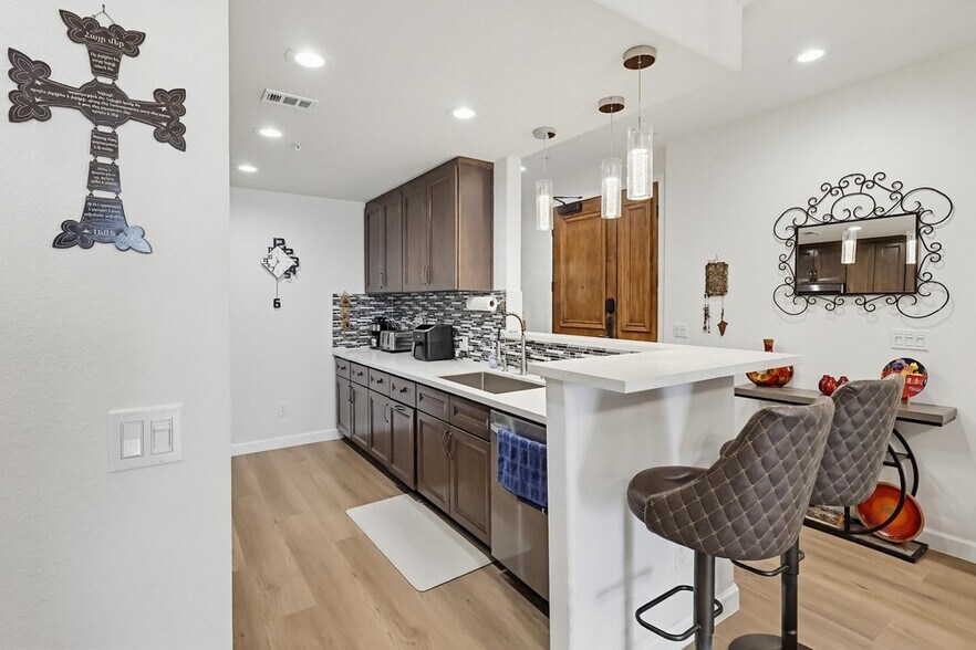 Building Photo - 5132 W Maplewood Ave