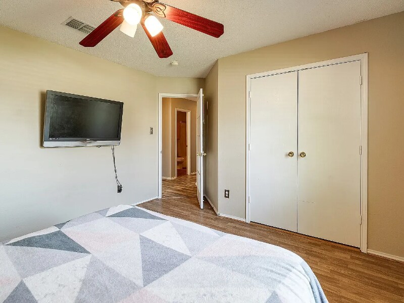 Building Photo - 1435 Greenbrook Dr