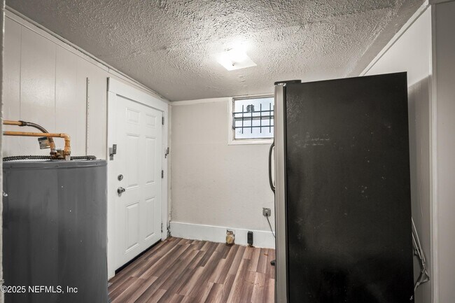 Building Photo - 1066 W 13th St