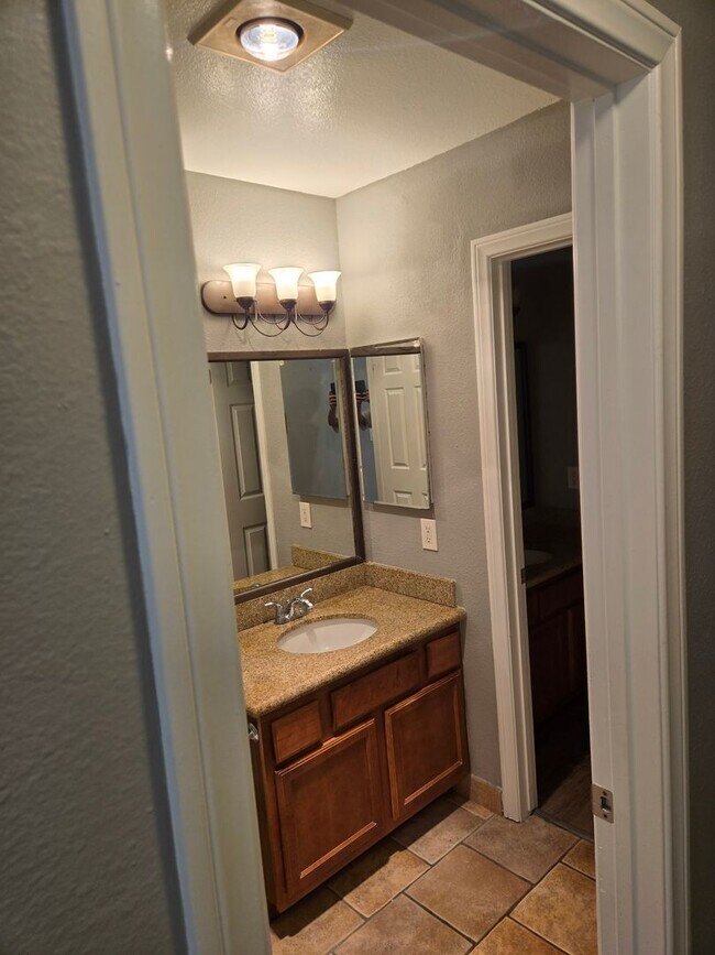 Building Photo - 2 Bedroom 1 Bathroom Condo