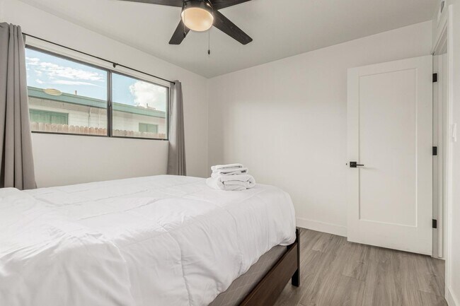 Building Photo - 6616 E Avalon Dr