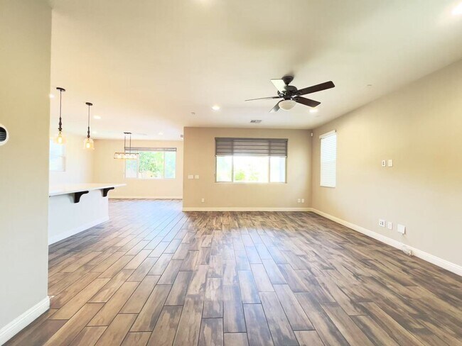 Building Photo - Unbelievable strip and mountain view House