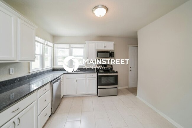 Building Photo - 3 Bedroom Pet-Friendly Home in Kansas City, MO with Main Street Renewal