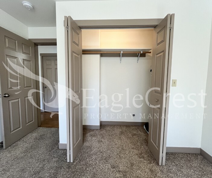 Building Photo - 3rd Floor Two Bedroom, One and a Half Bathroom Unit With View