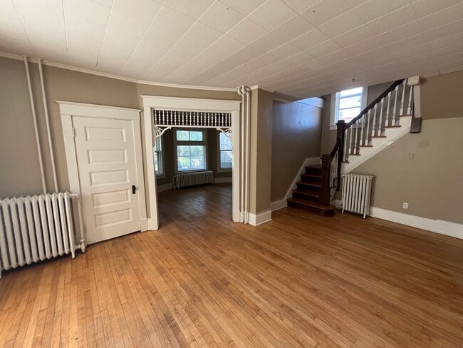 Building Photo - Large 3bd/1.5 bath Single Family Home Minu...