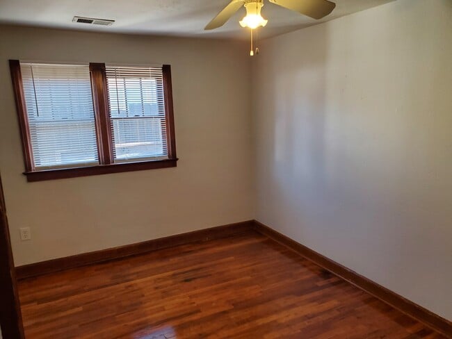 Building Photo - 900 E Myrtle St