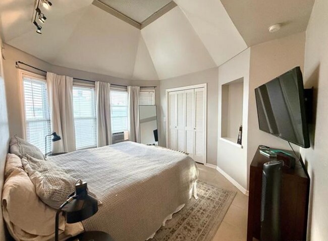 Building Photo - 2 Bed | 2 Bath Condo on Crybaby Hill