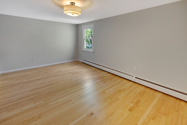 Building Photo - 10 Meadow Ln