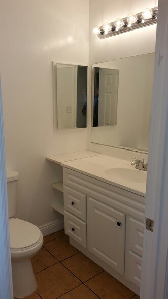 Building Photo - 13750 Vanowen St