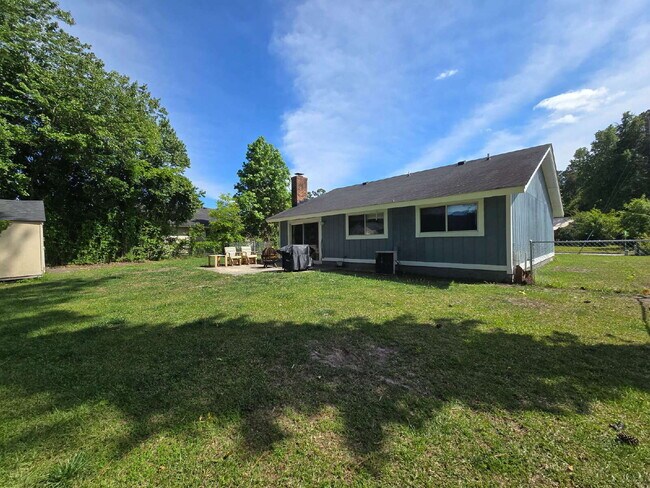 Building Photo - 504 Dennis Rd