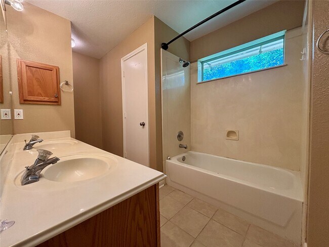 Building Photo - 3815 Maple Dr