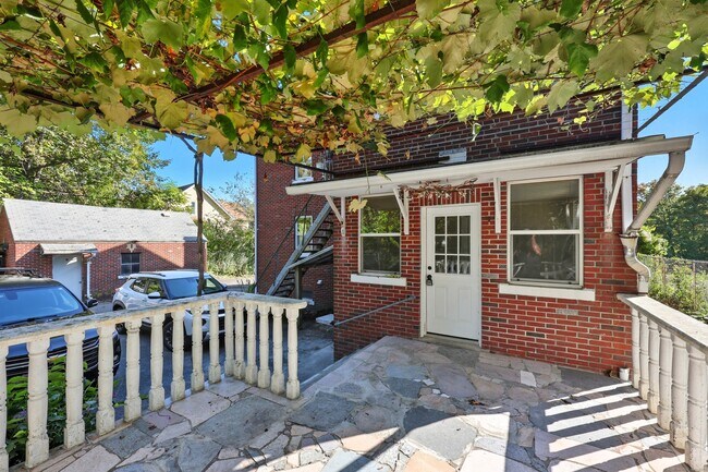 Building Photo - 142 Wolcott St