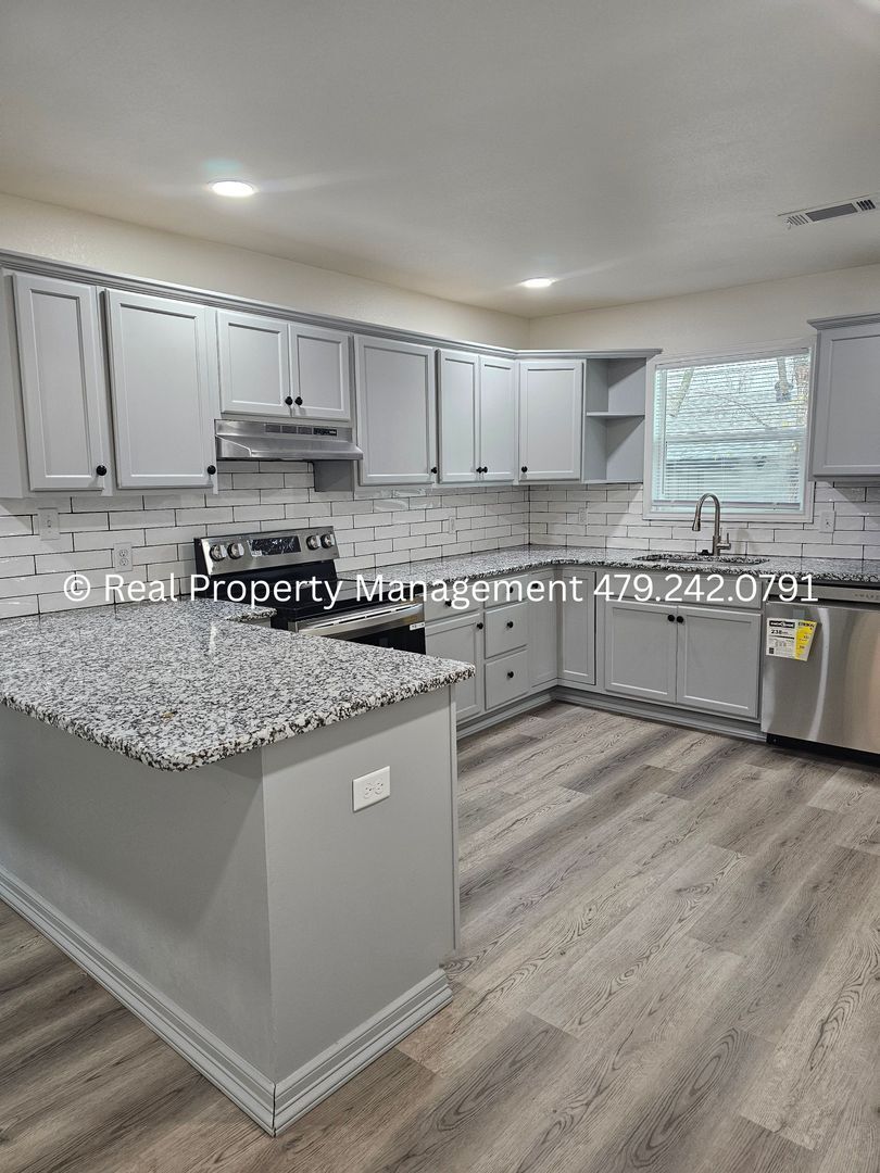 Building Photo - 407 Hemlock St