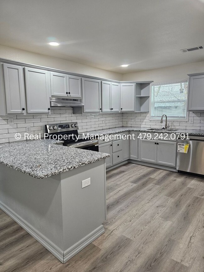 Building Photo - 407 Hemlock St