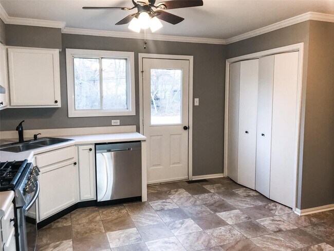 Building Photo - 231 Hillsdale Dr