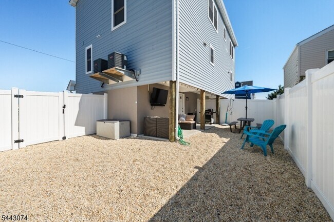 Building Photo - 257 Dewey Dr