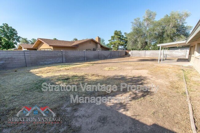 Building Photo - 704 E La Jolla Dr