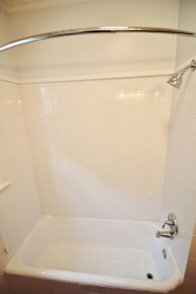 Building Photo - 1711 Villa Pl