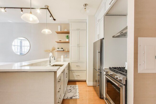 Building Photo - Beautiful 1 bedroom + 1 Ba + Garage space ...