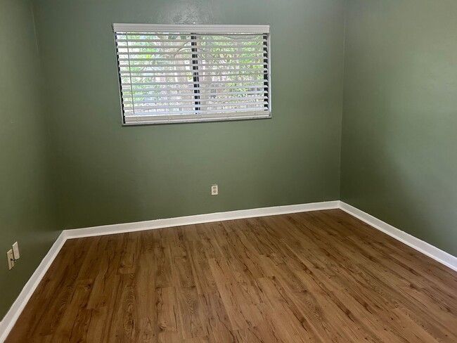 Building Photo - Updated GreenLeaf 2/1