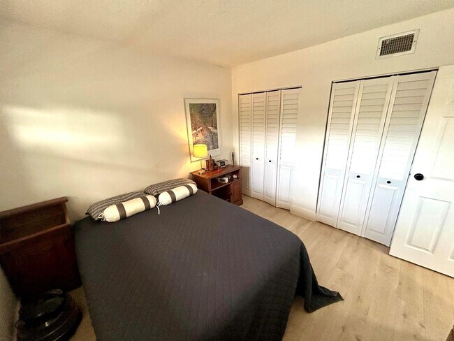 Building Photo - 1050 Country Club Dr