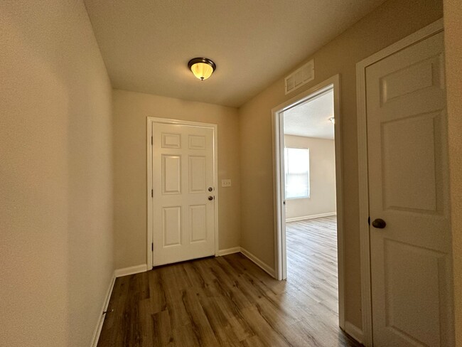 Building Photo - Pritchard Point - Three Bedroom Home