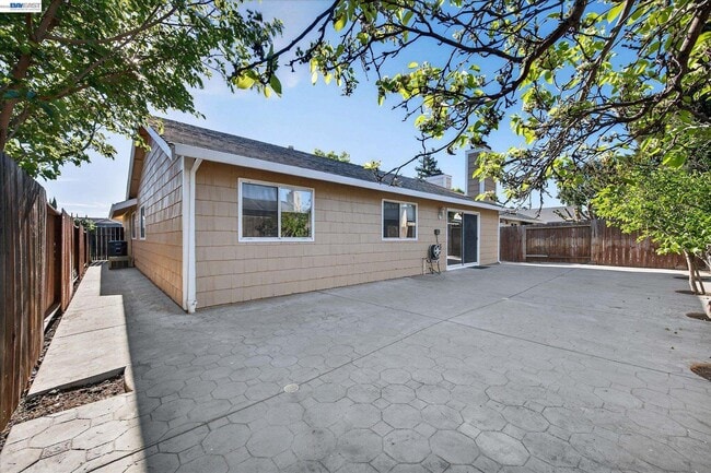 Building Photo - 2032 Newport Dr