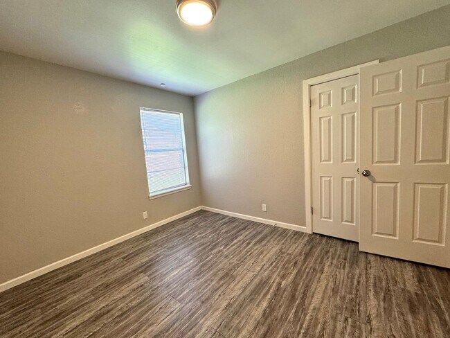 Building Photo - 3 bedroom 2 bathroom Duplex!
