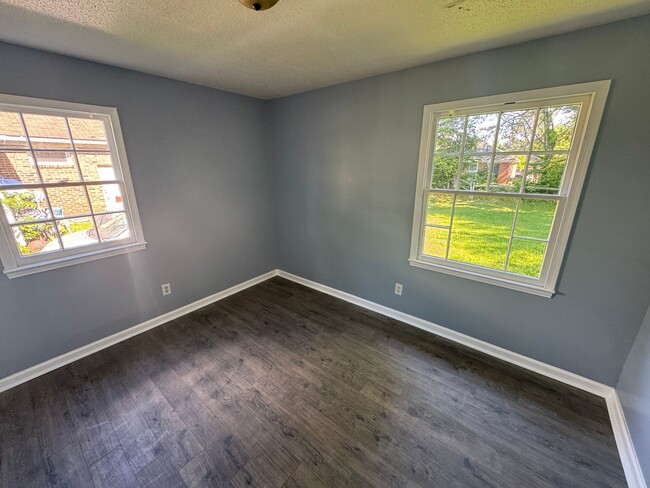 Building Photo - Renovated 3 Bed / 1 Bath Brick Ranch in Ea...