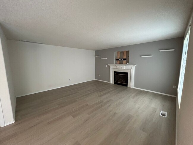 Building Photo - AVAILABLE NOW **** Charming 5-Bedroom Home...