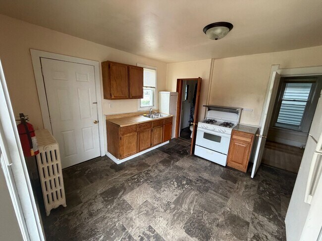 Building Photo - 454 N 28th St