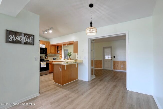 Building Photo - 243 Dickens Ave