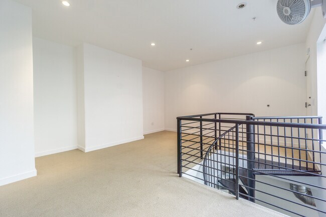 Building Photo - 346 1st St