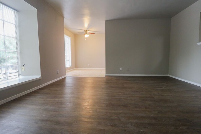 Building Photo - 2 Bed / 2 Bath Condo in Central Tulsa!