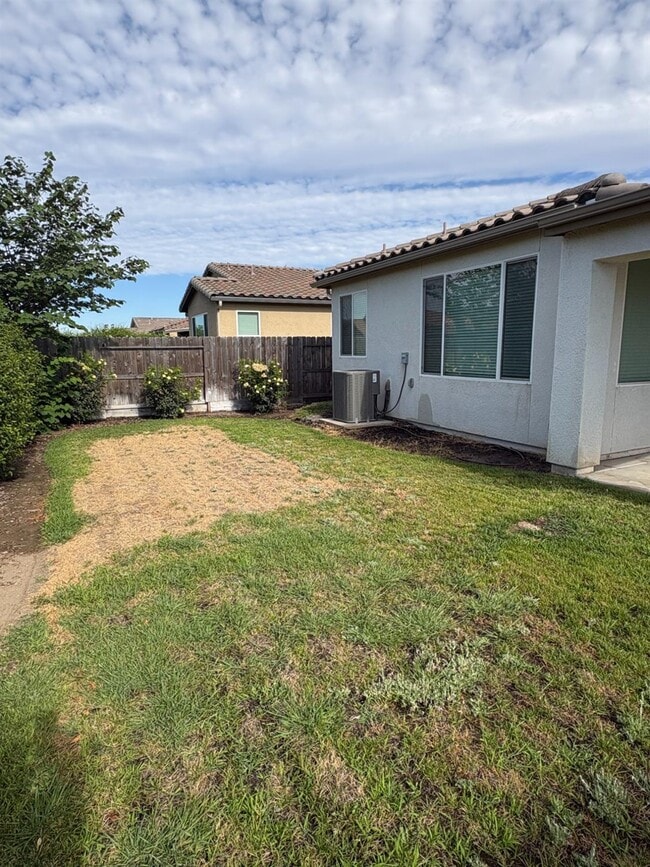 Building Photo - 5990 E Kerckhoff Ave