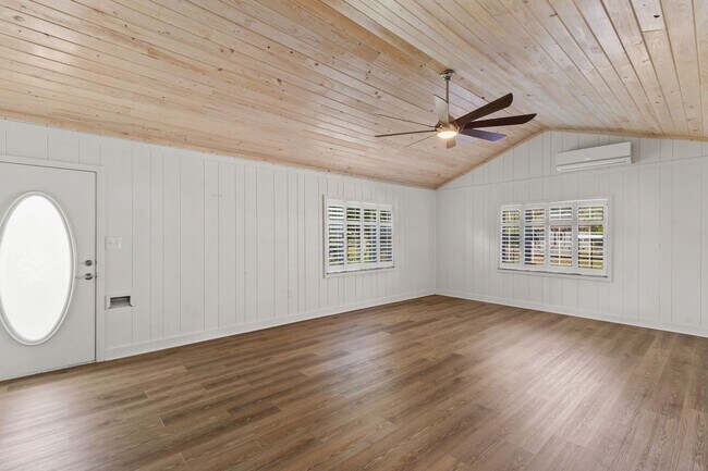 Building Photo - Eustis 2/2 w/ attached 1/1 In-law Suite.