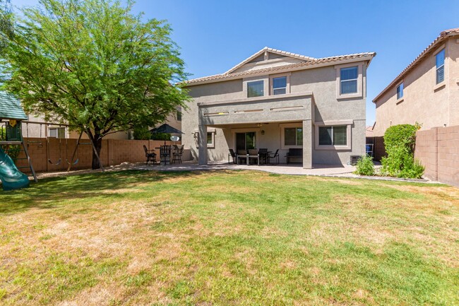 Building Photo - Beautiful Large 5 Bedroom Home In Desert R...