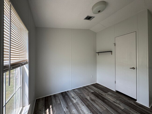 Building Photo - 16206 Wood Dr